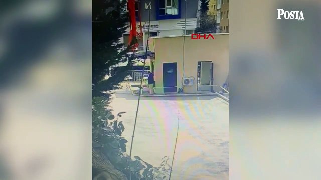 Ataşehir'de şüpheli kadın GBT yapan polis ve bekçiye tekme tokat saldırdı