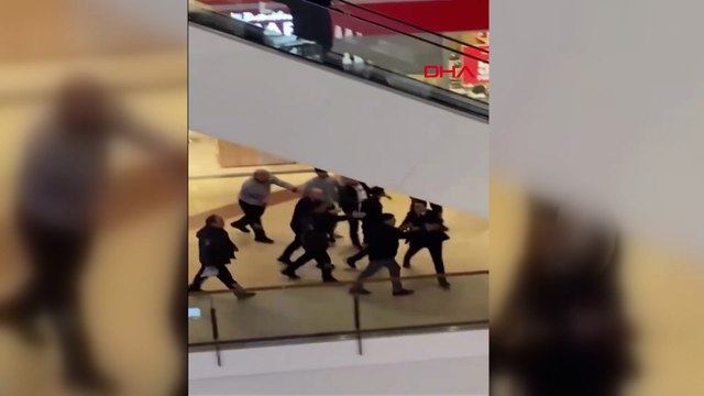 Esenyurt'ta AVM'de bıçaklı kavga kamerada