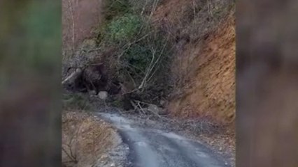 Mahalle yolundaki heyelan kamera tarafından kaydedildi