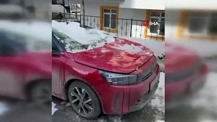 Çatıdan düşen kar kütlesi otomobili kullanılamaz hale getirdi