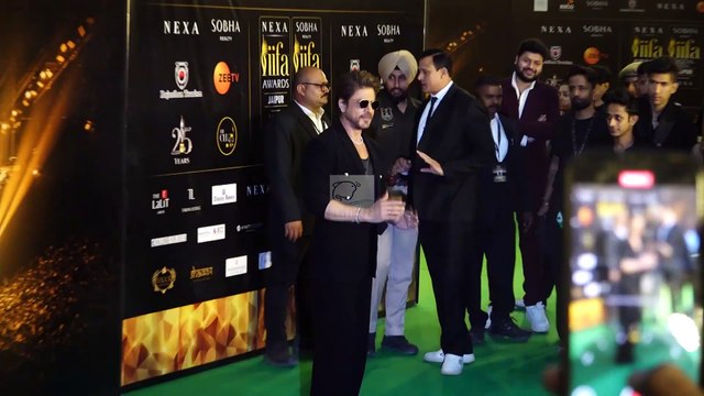 King Of Bollywood Shah Rukh Khan Graces The Grand Green Carpet Of IIFA Awards 2025 Jaipur In Swag!