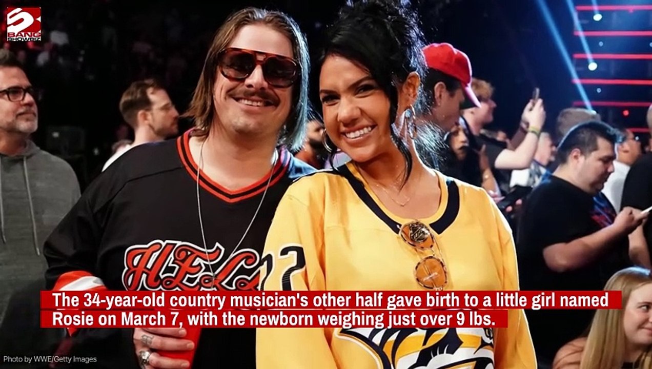 Country star Hardy becomes a father