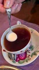 Voici ce qu'il se passe quand on met du lait froid dans un thé