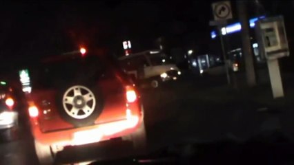 21.- La mini reportera, en un recorrido en auto por una de las avenidas de Mérida Yucatán, México