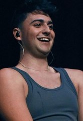 Juanjo Bona hace un emocionante homenaje a Amaral en su primer concierto de la gira