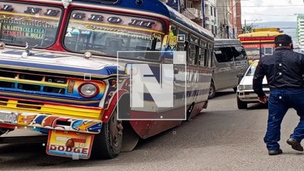 ¡Se hundió! Micro quedó atrapado en hundimiento en la avenida Ayacucho