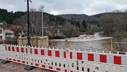 La crecida del Duero en Soria arrastra la plataforma con material de obra del puente de piedra