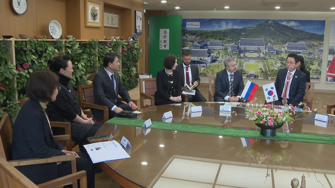 [경북] 이철우 지사, 러시아 대사에 "푸틴, APEC 참석 희망" / YTN