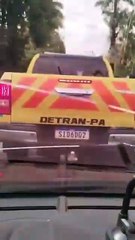 Vídeo: viatura do Detran bate em carro de propósito no Pará