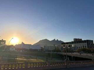 Clima soleado y calor moderado para Monterrey este lunes