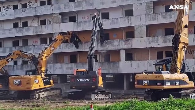 Napoli, al via demolizione Vela Gialla di Scampia