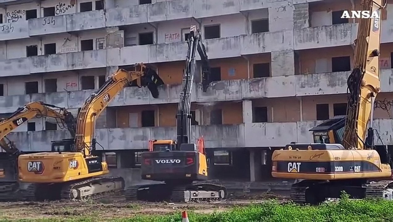 Napoli, al via demolizione Vela Gialla di Scampia