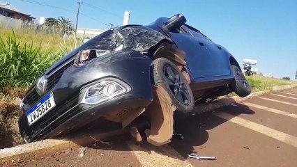 Logan para na canaleta de água após colisão traseira na BR-277