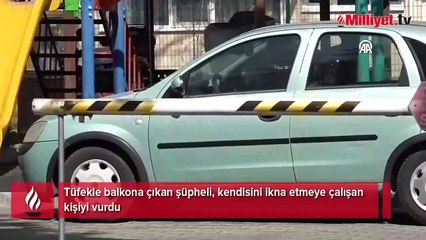 Tüfekle balkona çıktı, kendisini ikna etmeye çalışan kişiyi vurdu