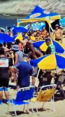 Banhistas e funcionários de barracas brigam em praia turística; veja vídeo