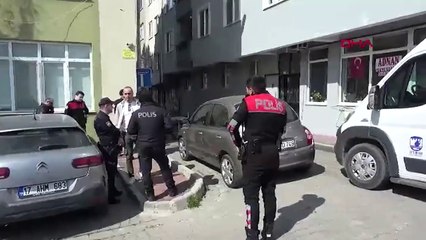 Av tüfeği ile balkona çıkan şahıs ikna etmek isteyen kişiyi vurdu