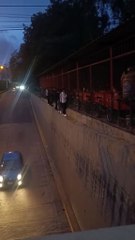 Caminaron al borde del puente para poder cruzar el Corso en Cochabamba