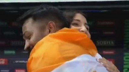 पंड्या ने अनुष्का-रीत‍िका को लगाया गले, कोहली-रोहित का र‍िएक्शन वायरल