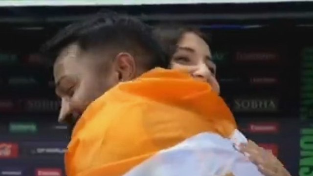 पंड्या ने अनुष्का-रीत‍िका को लगाया गले, कोहली-रोहित का र‍िएक्शन वायरल