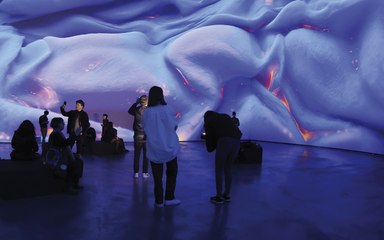 Sedersi al centro del mondo sognato dall'AI: l'incredibile opera al Guggenheim Bilbao