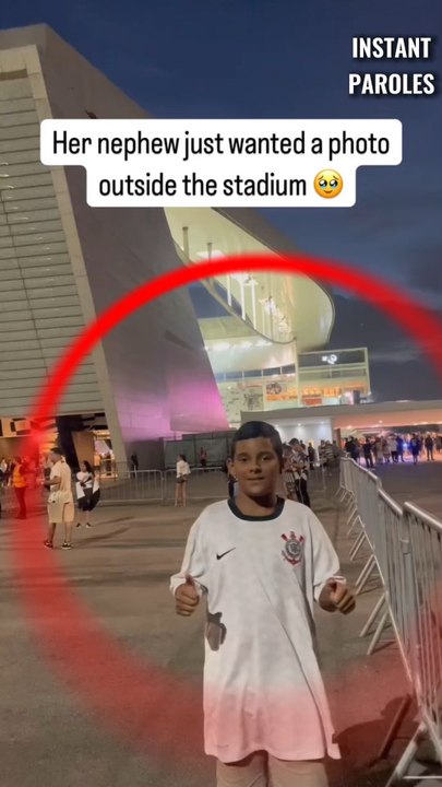 Il prend des photos devant le stade puis reçoit une surprise inattendue de la part de sa tante