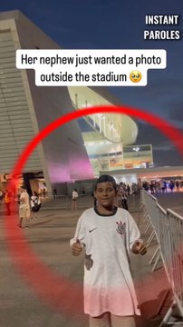 Il prend des photos devant le stade puis reçoit une surprise inattendue de la part de sa tante