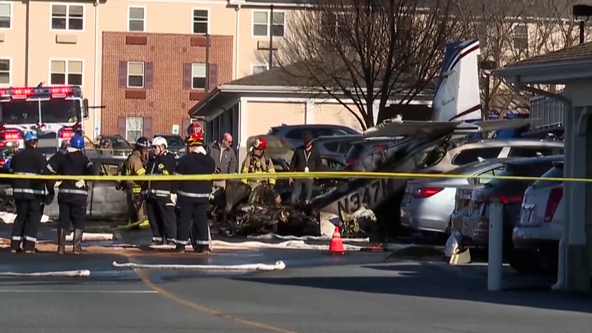 Una avioneta monomotor con cinco personas a bordo se estrell� y se incendi� este domingo en el estacionamiento de una comunidad para jubilados cerca del Aeropuerto de Lancaster, en Pensilvania. A pesar de la intensidad del accidente, todos los ocupantes sobrevivieron, informaron las autoridades.
El siniestro ocurri� alrededor de las 3:00 p.m. en el condado de Manheim, a unos 120 km al oeste de Filadelfia. Seg�n el jefe de polic�a Duane Fisher, las cinco personas fueron trasladadas a hospitales y no hubo heridos en tierra.
