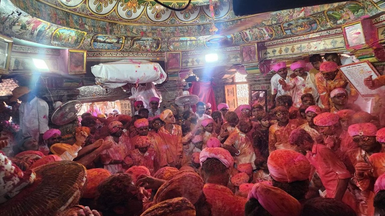 एकादशी पर गेरों का दौर शुरू, फाग गीतों पर झूमे...