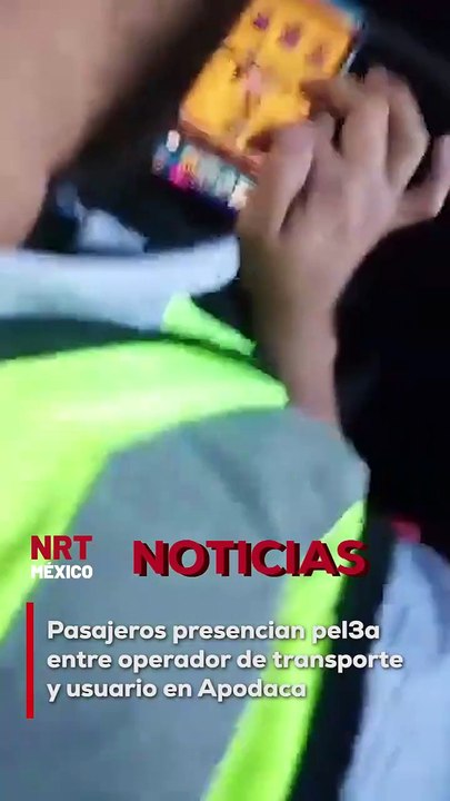 Un operador de la Ruta 160 protagonizó una pelea con un pasajero en Apodaca. El video del enfrentamiento circula en redes sociales, mientras otros usuarios observaban el altercado.