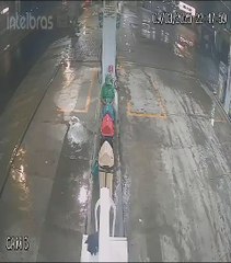 Carro invade barbearia no Eusébio