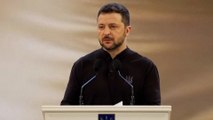 Zelensky s'excuse ironiquement de ne pas être en costume