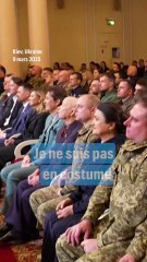 Avec humour, Zelensky « s'excuse » de ne pas être en costume