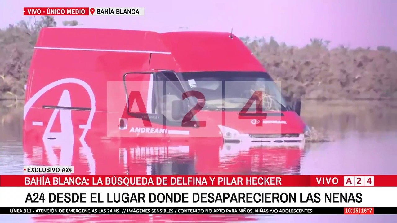 ALEJANDRO PUEBLAS SE METE AL AGUA PARA LLEGAR A LA CAMIONETA ROJA DONDE DESAPARECIERON LAS NENAS