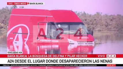 ALEJANDRO PUEBLAS SE METE AL AGUA PARA LLEGAR A LA CAMIONETA ROJA DONDE DESAPARECIERON LAS NENAS