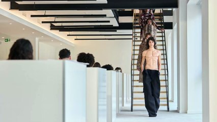 La sfilata A/I 2025-2026 di Duran Lantink dà una scossa a Parigi