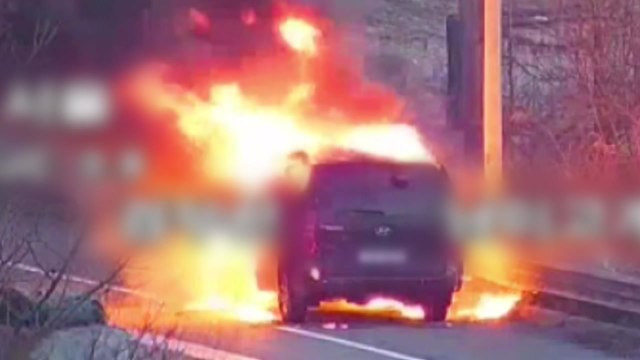 경부고속도로 청주분기점 인근 승합차 화재...차량 1대 전소 / YTN