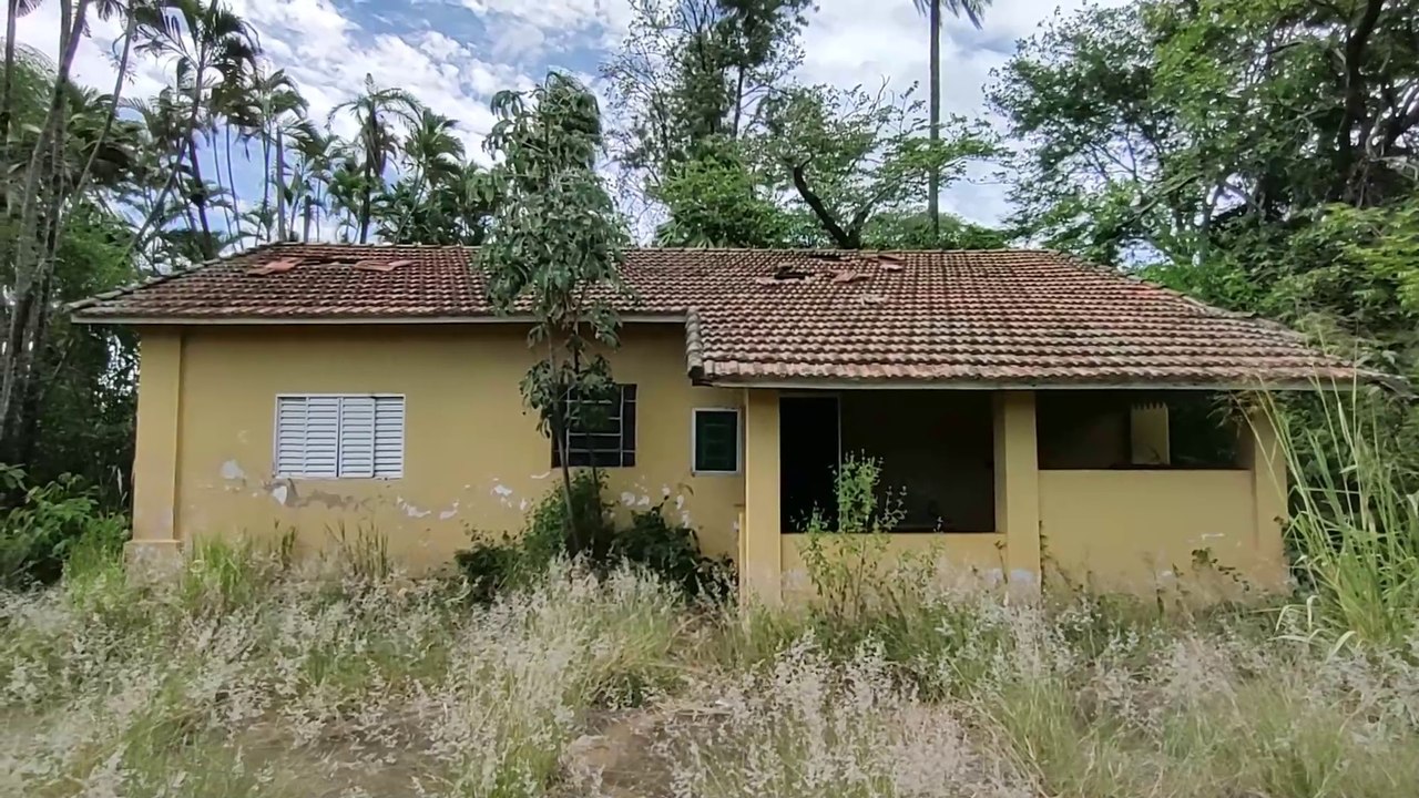 CASA DO CASEIRO ABANDONADA - TOMEI VÁRIOS SUSTOS E TINHA UMA COISA ESTRANHA NUM DOS QUARTOS