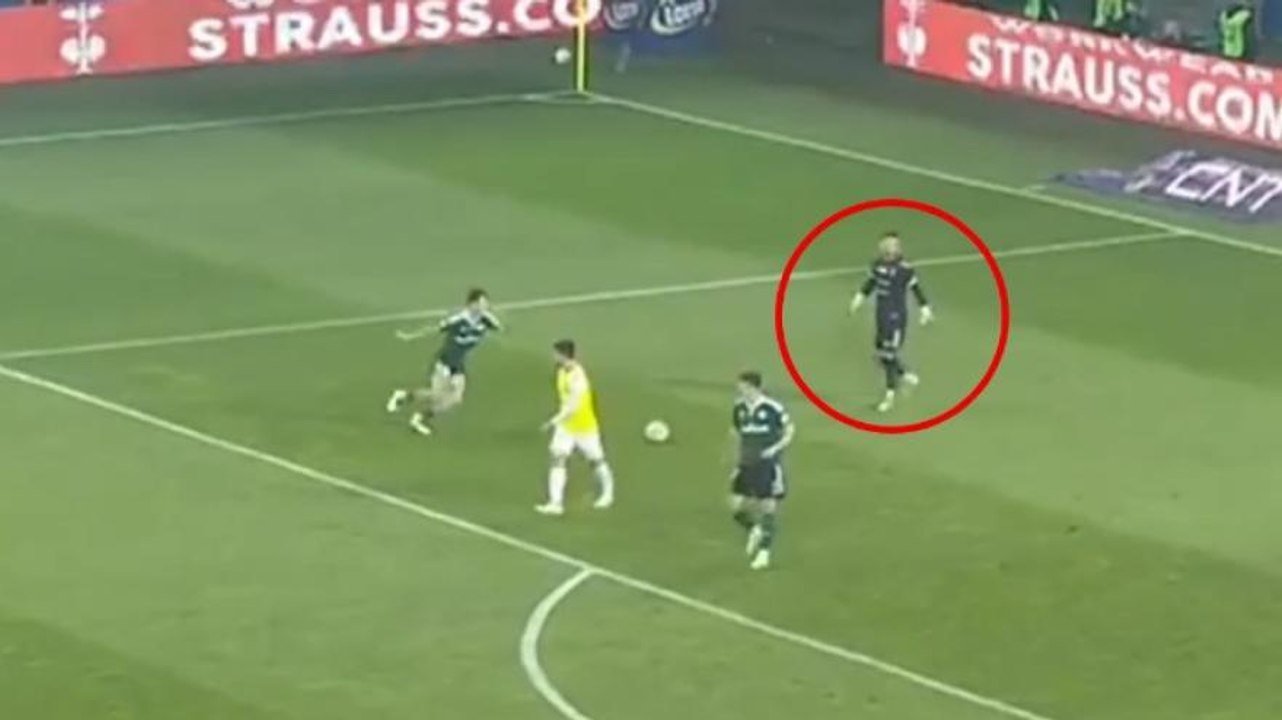 Portiere sente un fischio e si ferma, l'attaccante segna a porta vuota