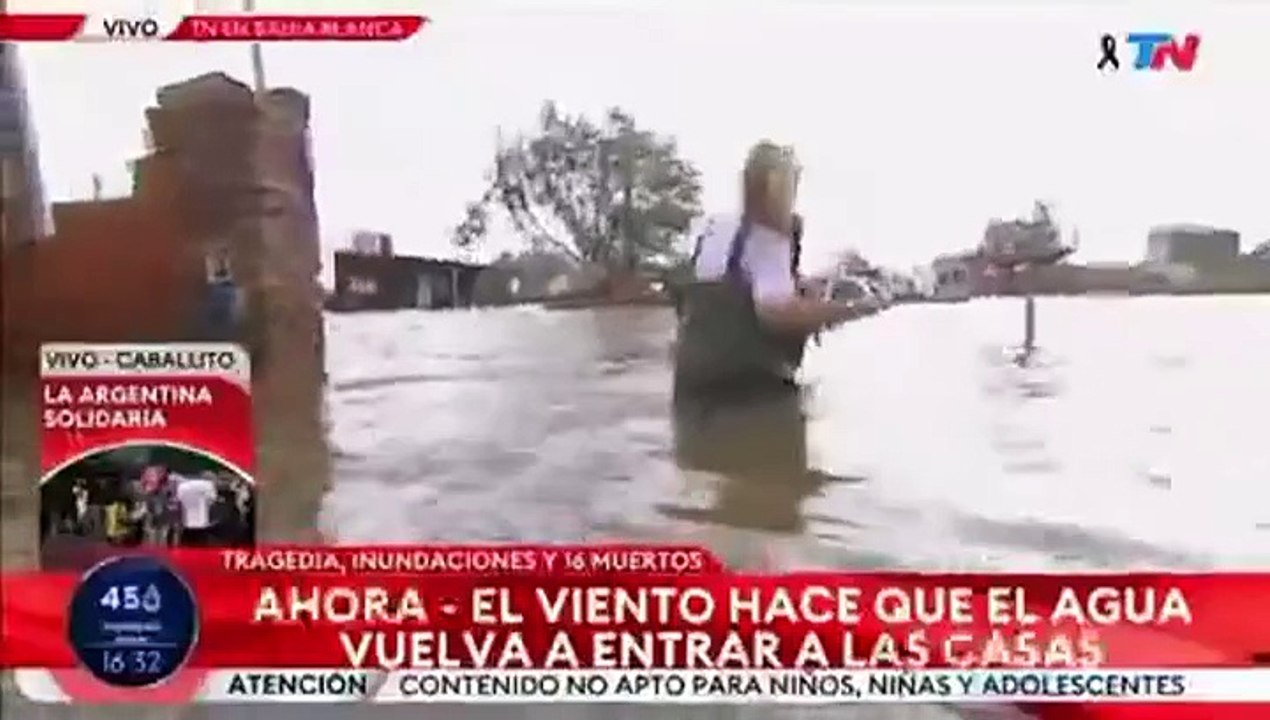 Paula Bernini se cayó en plena cobertura del temporal en Bahía Blanca para TN y quedó bajo el agua