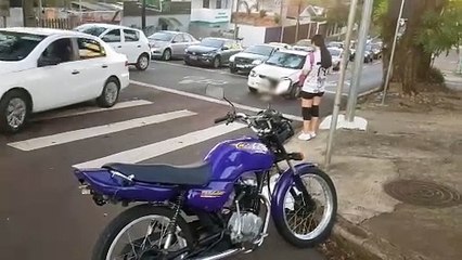 Corsa e Honda CG se envolvem em acidente no Centro