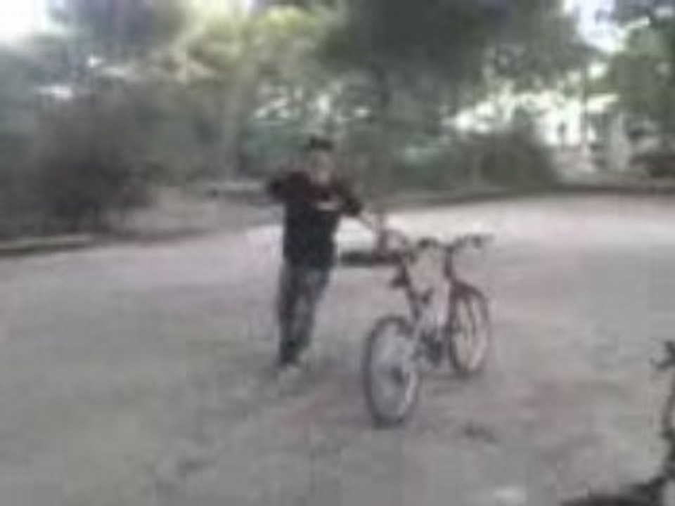 Julien qui se rate en velo