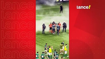 Zubeldía foi cobrar a arbitragem no final do clássico.