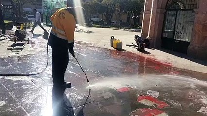 Limpieza de la Plaza de Armas tras marcha del 8M en Durango