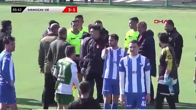 Kırmızı kart gören futbolcudan hakeme yumruk! Sahanın içi bir anda karıştı...