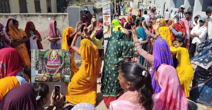 फूलों से महका श्याम बाबा का दरबार, भक्तों ने भजनों पर किया नृत्य