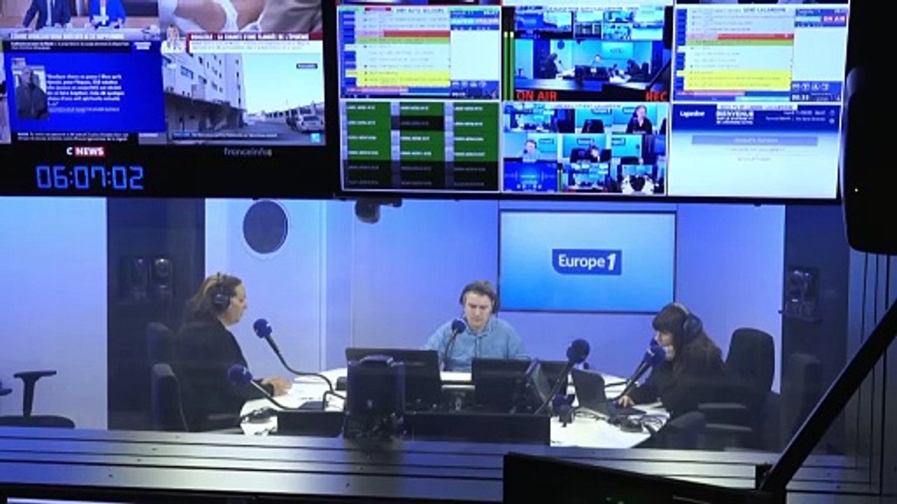 «C'est extraordinaire» : Alain Souchon et ses deux fils prolongent jusqu'à fin juin leur tournée