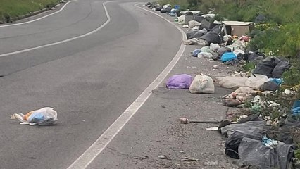 Roma: Santa Palomba, discarica abusiva lungo la strada, la video-denuncia sui social