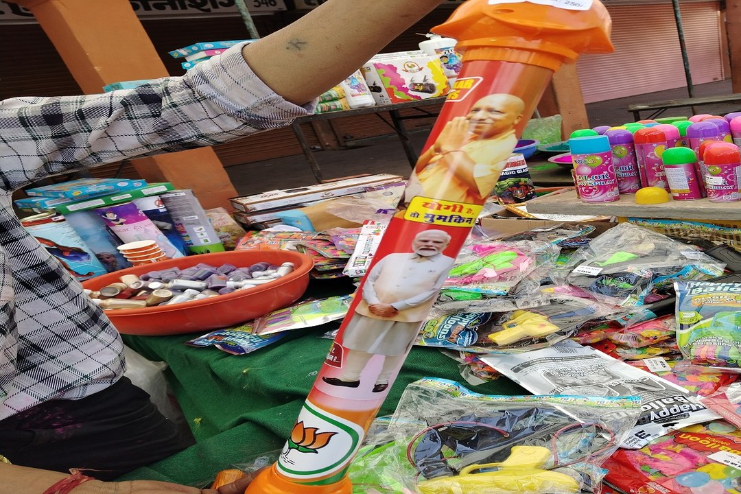 Holi 2025: जयपुर में मोदी की धूम, वीडियो में देखें बाजारों में बिक रही खास पिचकारियां