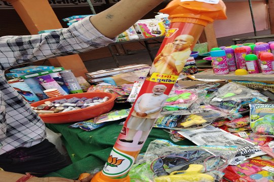 Holi 2025: जयपुर में मोदी की धूम, वीडियो में देखें बाजारों में बिक रही खास पिचकारियां