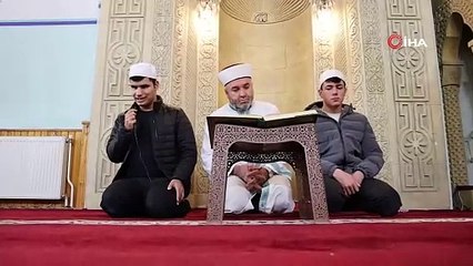 Görmeyen gözleriyle hafız oldu! Gözleri görmüyor ama kalbiyle okuyor